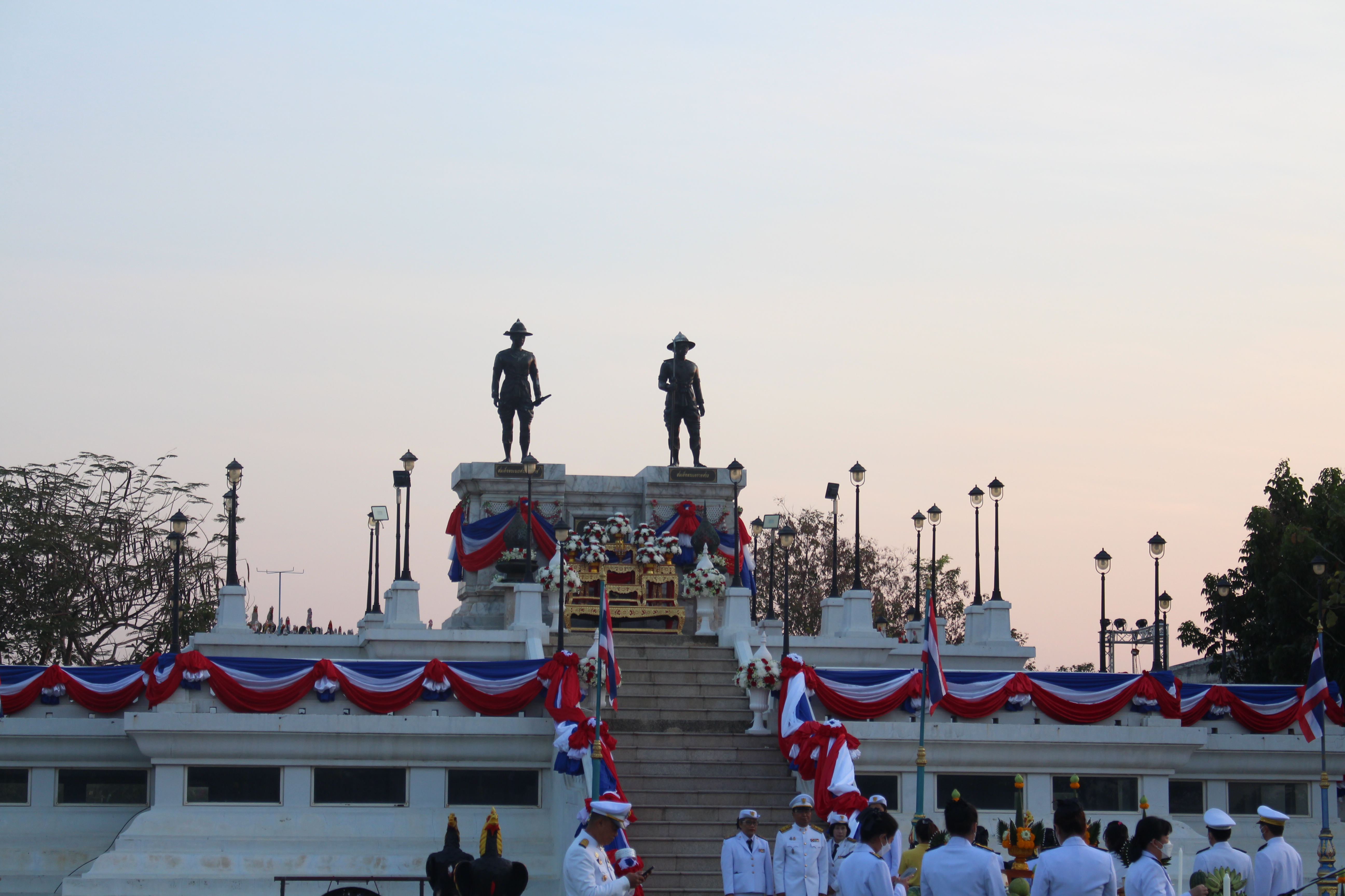 พิธีบวงสรวงพิธีสงฆ์และพิธีวางพานพุ่มดอกไม้ถวายเครื่องราชสักการะ เนื่องในงานรัฐพิธีวันยุทธหัตถีสมเด็จพระนเรศวรมหาราช