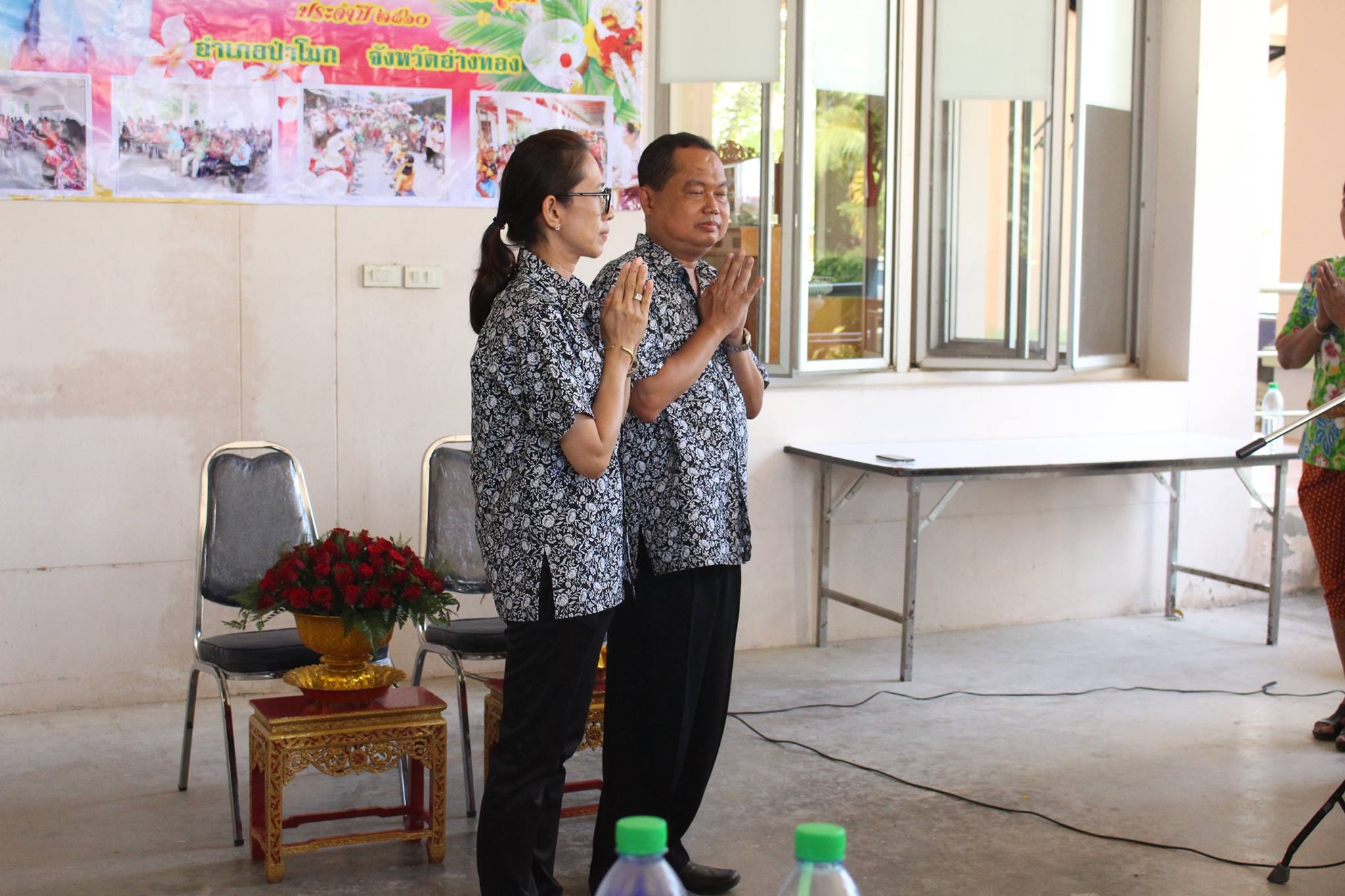 ร่วมประเพณีสงกรานต์ อาบน้ำขอพรผู้สูงอายุตำบลสายทอง และแสดงความยินดีกำนันยอดเยี่ยมประจำปี 2560 นายประทีป แก้วมณี (กำนันแหนบทองคำ) ณ ที่ทำการหมู่ 2 ตำบลสายทอง