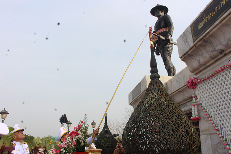 ร่วมงานรัฐพิธีวันคล้ายวันสวรรคตสมเด็จพระนเรศวรมหาราช ณ พระบรมราชานุสาวรีย์สมเด็จพระนเรศวรมหาราช วัดป่าโมกวรวิหาร  