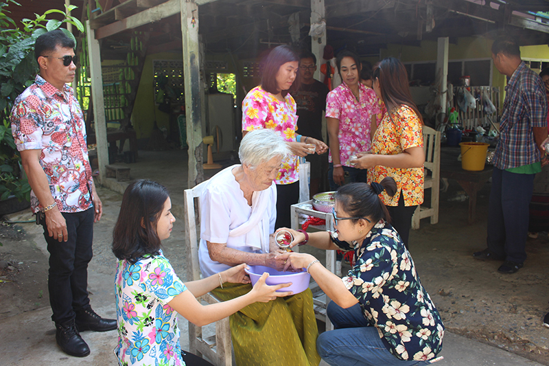 รดน้ำขอพรผู้สูงอายุในพื้นที่ตำบลสายทอง เนื่องในโอกาสวันสงการนต์  