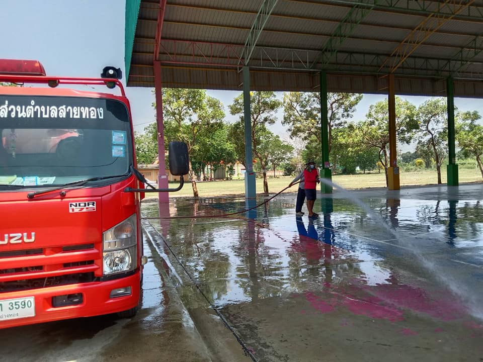 ทำความสะอาดบริเวณโดมเอนกประสงค์โรงเรียนอนุบาลป่าโมก (วัดโบสถ์สายทอง)