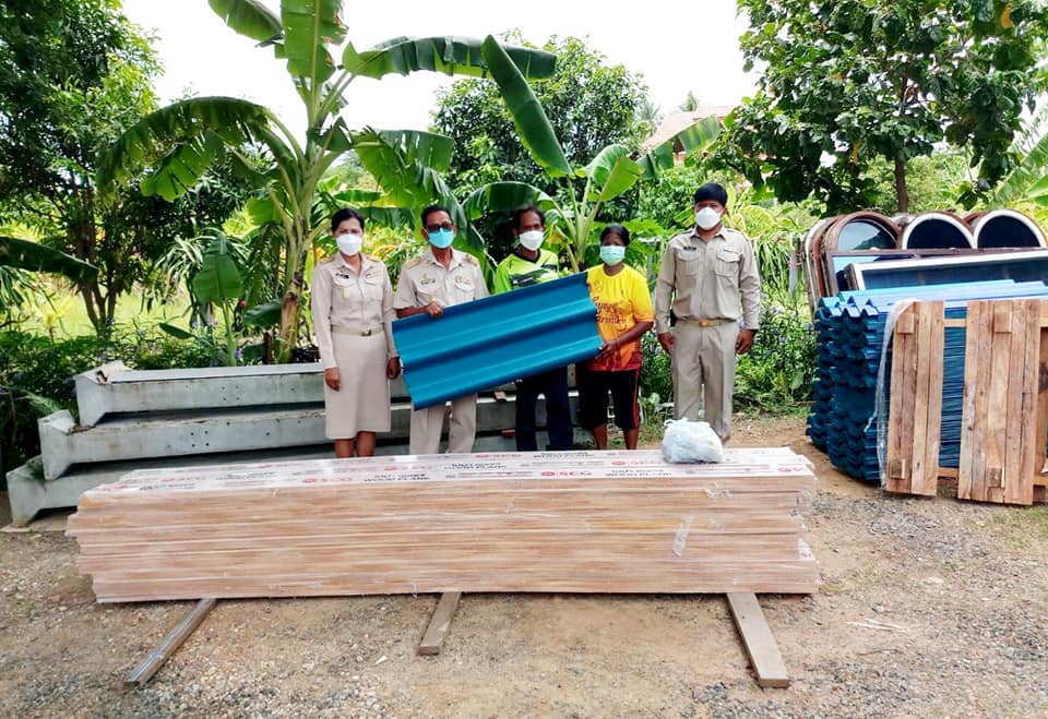  ลงพื้นที่มอบวัสดุ อุปกรณ์ในการสร้างบ้านประสบเหตุเพลิงไหม้